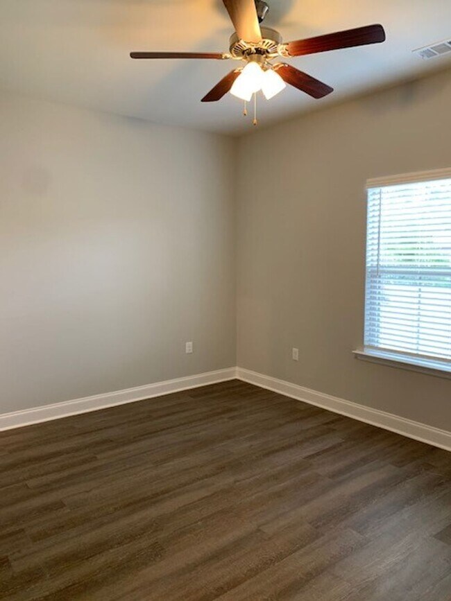 Building Photo - 1711 Springhill Dr
