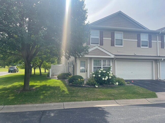 Building Photo - 3260 Oak View Dr