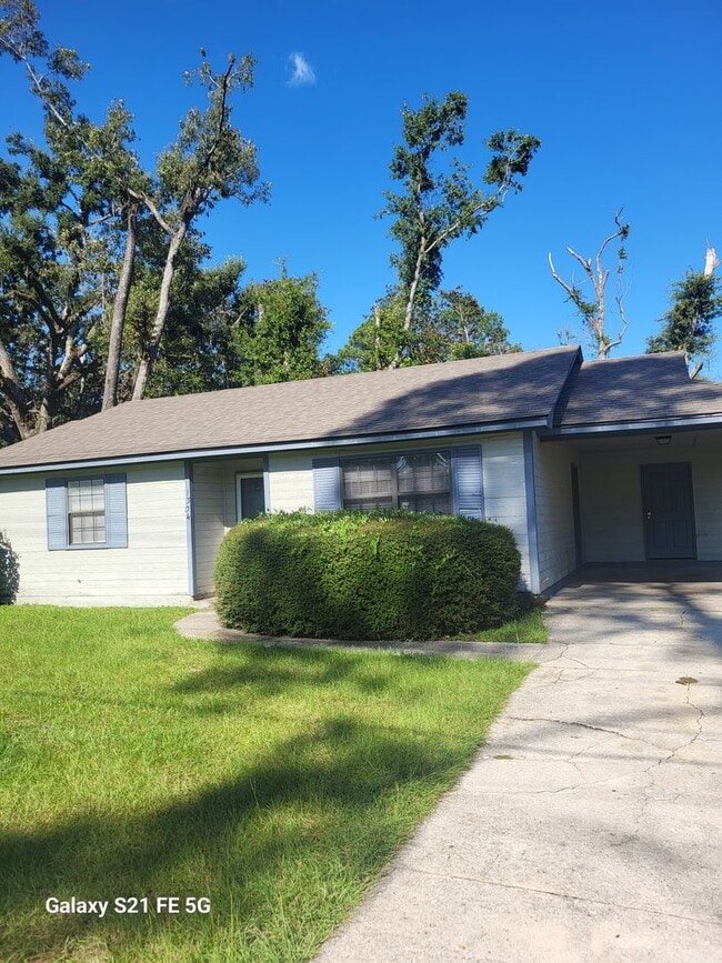 Building Photo - THREE BEDROOM, TWO BATH