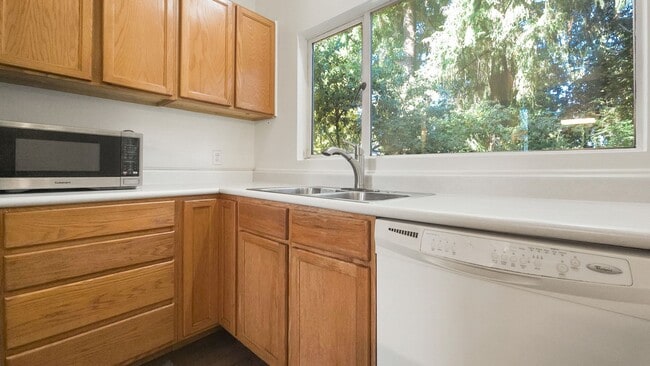 Building Photo - Charming Bellevue Home with Spacious Lot a...