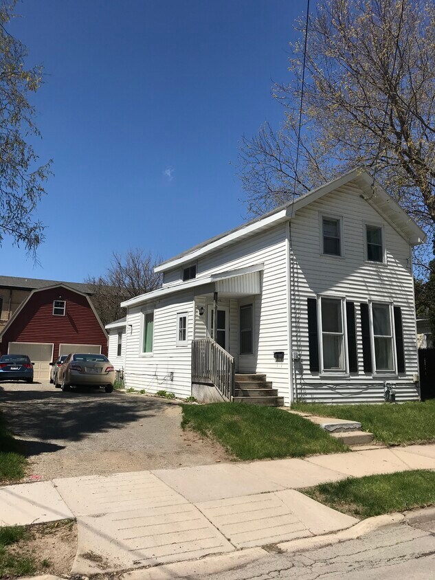 944 Vine Ave, Oshkosh, WI 54901 House Rental in Oshkosh, WI
