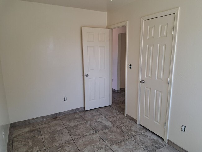 Building Photo - 1915 Robinson St