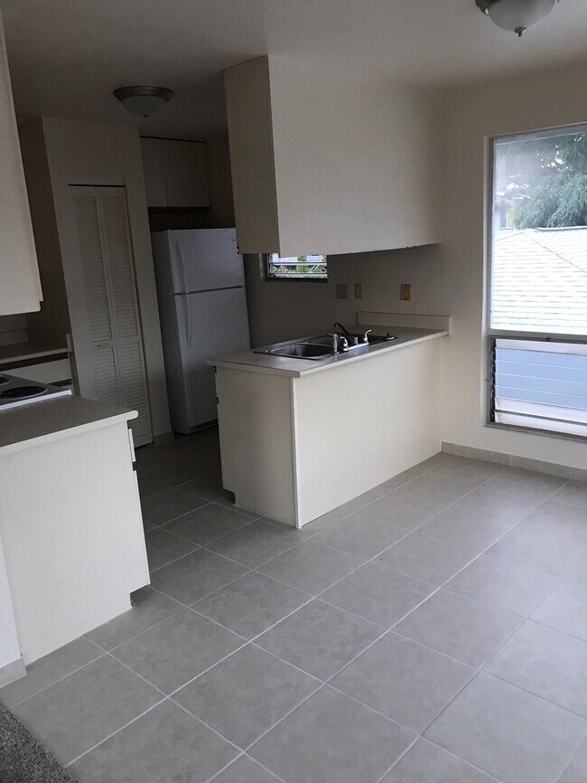 Foto del edificio - Partly Furnished 3 Bedroom 2 bath Attached...
