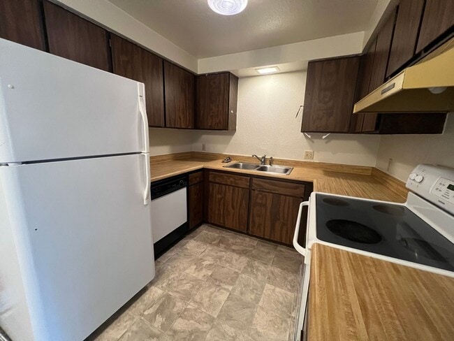 Building Photo - Edgewood Triplex