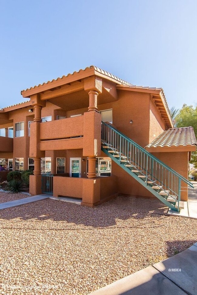 Foto del edificio - Beautiful 2-bedroom 2-bathroom upstairs un...
