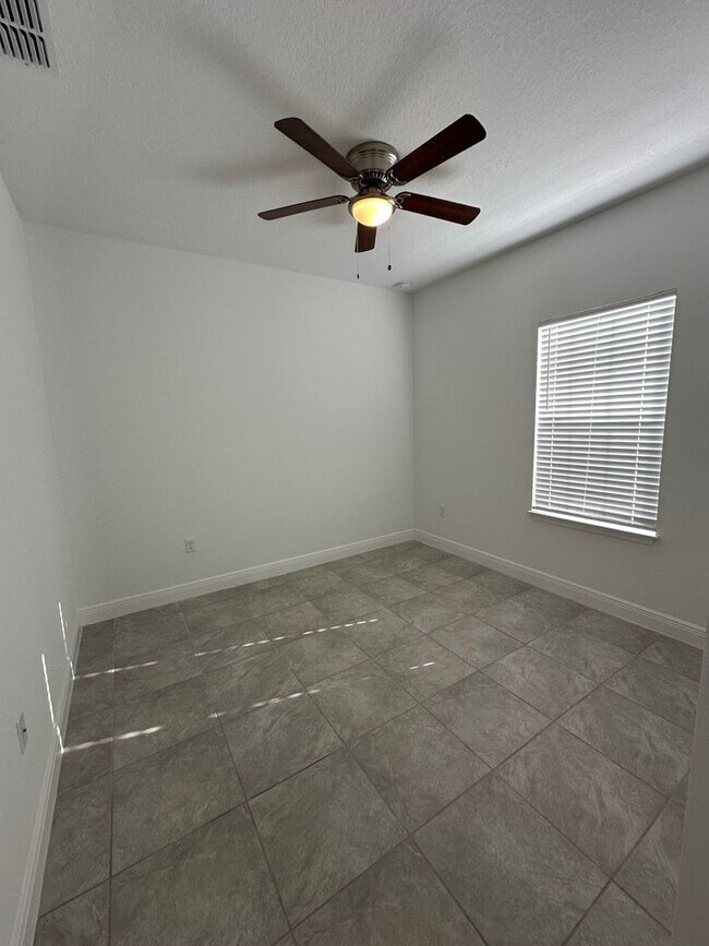 Building Photo - Marion Oaks 4 Bedrooms 2 Baths