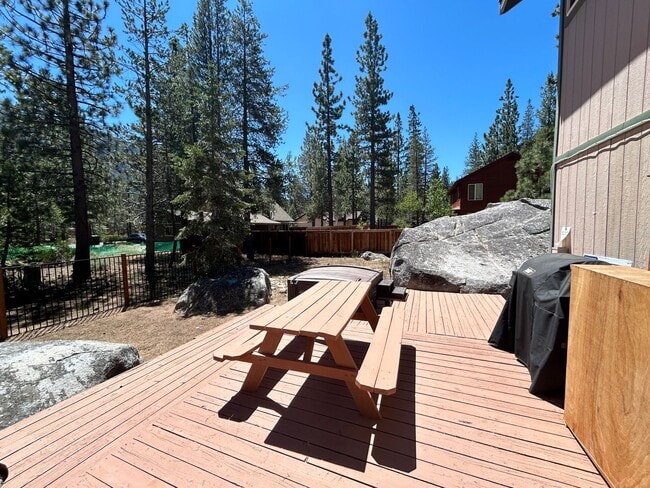 Foto del edificio - Christmas Valley Chalet with Garage - acro...