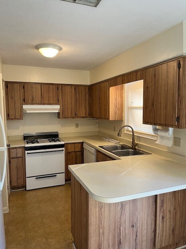 Foto del edificio - Nice 3-bedroom/2-bath home nestled in a gr...
