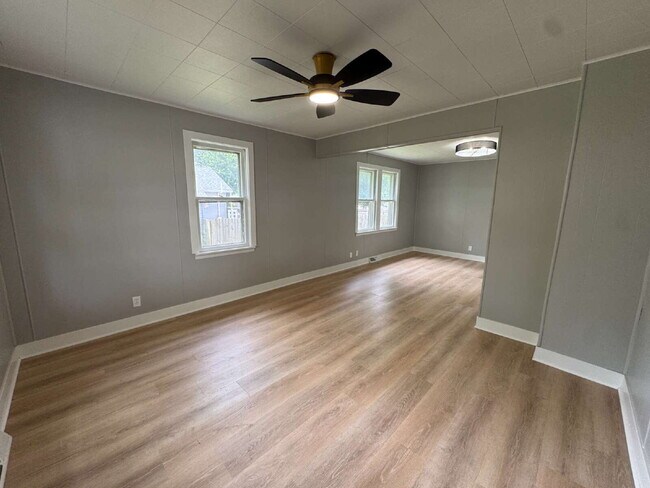 Foto del edificio - 2-bedroom, 1-bath single-family home located on Ottawa's south side