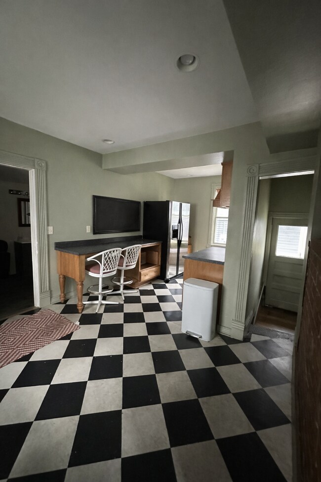 Building Photo - Amazing 4 Bed 1 Bath close to UWEC!