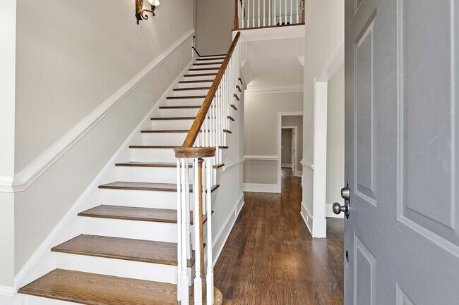 Foto del edificio - Charming 3BR Townhome with Elevator in the Heart of Fayetteville