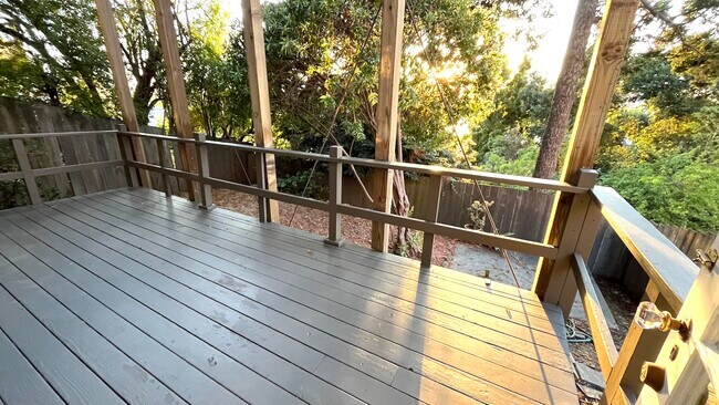 Private deck/backyard - 429 Merritt Ave