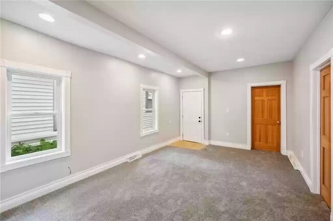 Building Photo - 1609 3rd St NE