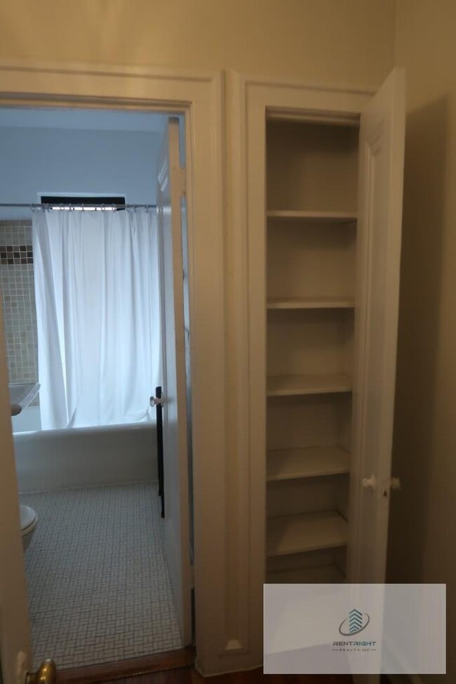 Building Photo - 426 W Briar Pl