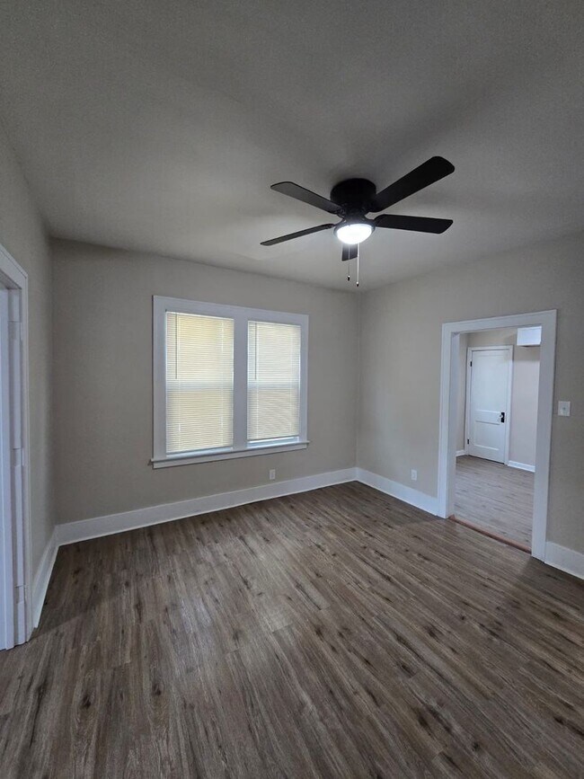 Foto del edificio - This beautifully updated 3-bedroom, 1-bath single-family home is ready for move-in!