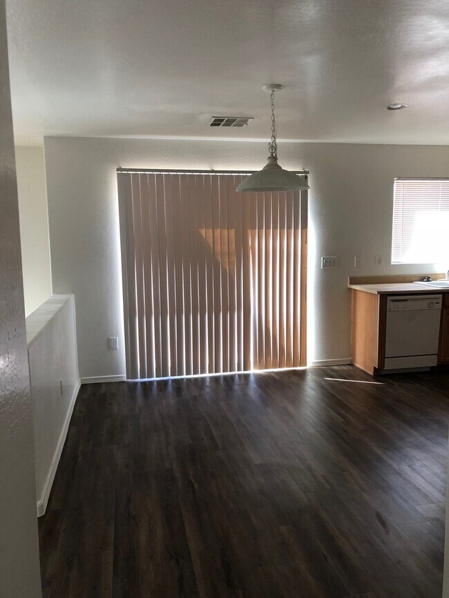 Foto del edificio - Massive 4 bedroom- 3 car garage- Large loft- Maricopa