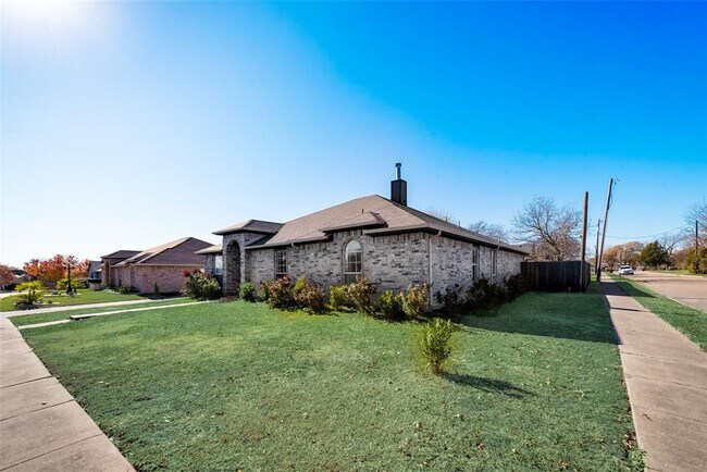 Building Photo - 1301 Maple Ridge Dr