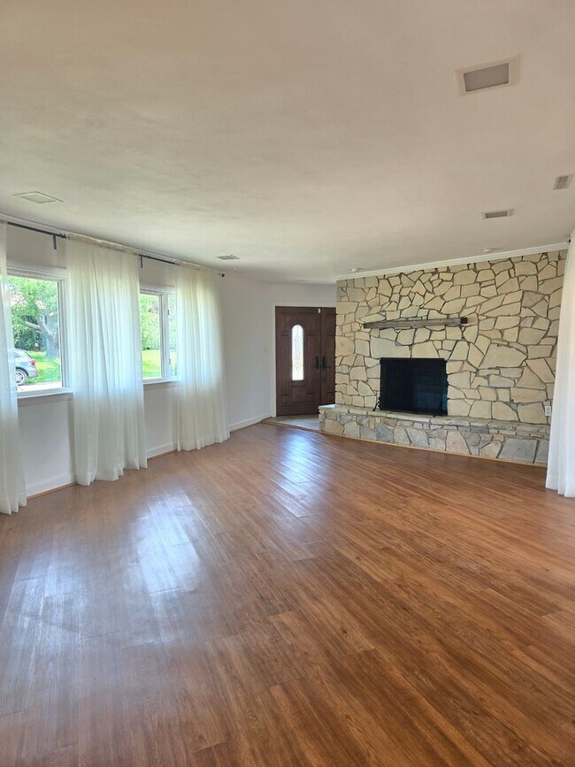 Building Photo - Stunning Waterfront Property in Virginia B...