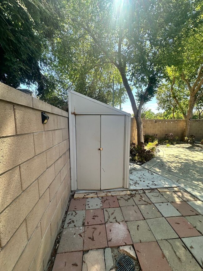 Foto del edificio - NW Visalia home located on a corner lot coming soon!