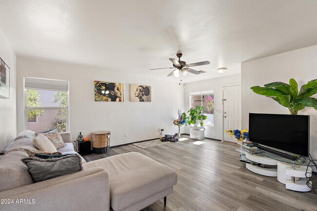 Foto del edificio - 12036 W Larkspur Rd