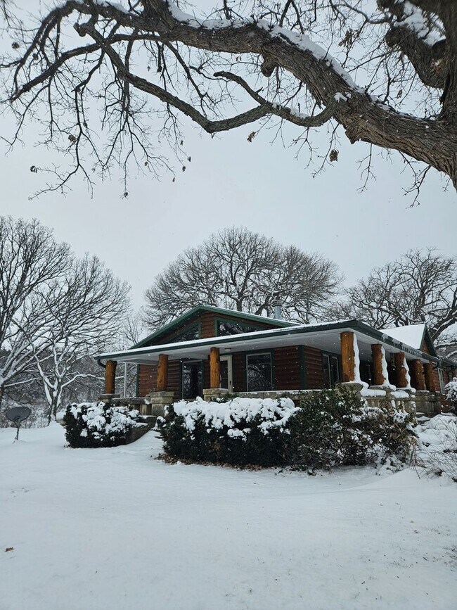 Building Photo - Country Living at it Finest