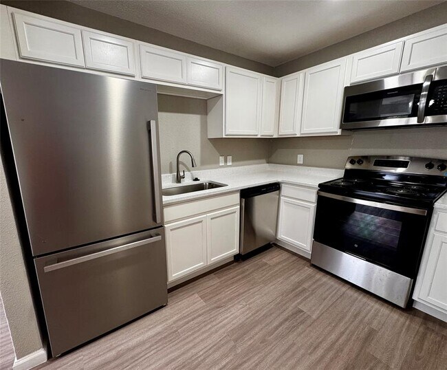 Foto del edificio - 202 W N Loop Blvd