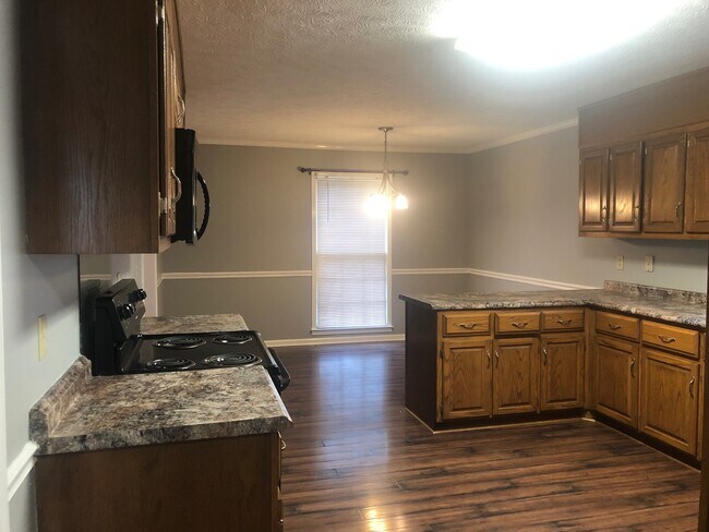 Kitchenn w/Breakfast Nook - 46 Greencastle Dr