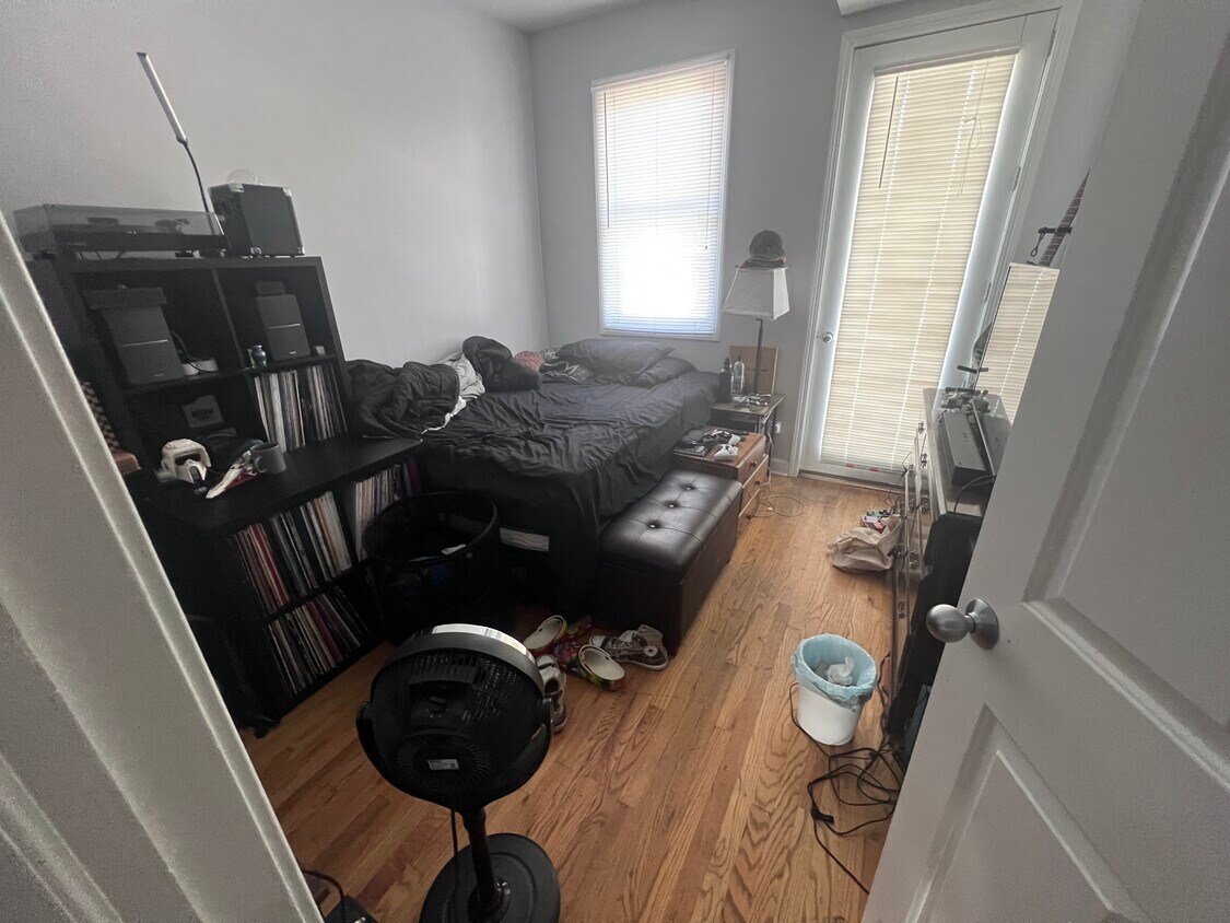 Foto principal - 813 S Western Ave