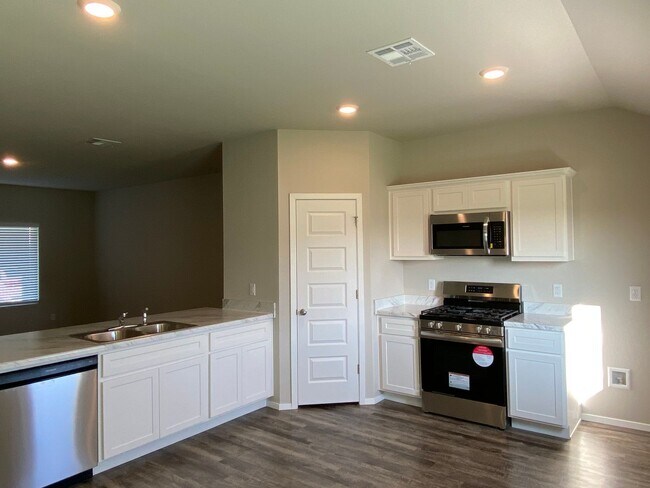 Building Photo - Beautiful 4 bed/2bath home in Broken Arrow...