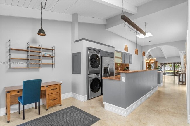 Building Photo - 2665 Parkview Dr S