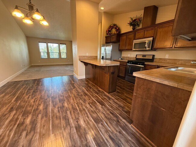 Building Photo - Spacious 4 Bed/3 Bath Single Family Home i...