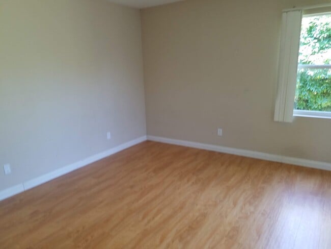 Building Photo - 1315 E Barkley Ave