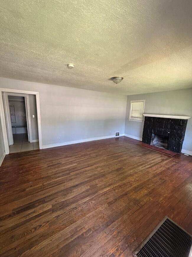 Foto del edificio - Charming 3-Bedroom Stone Home with Spacious Yard