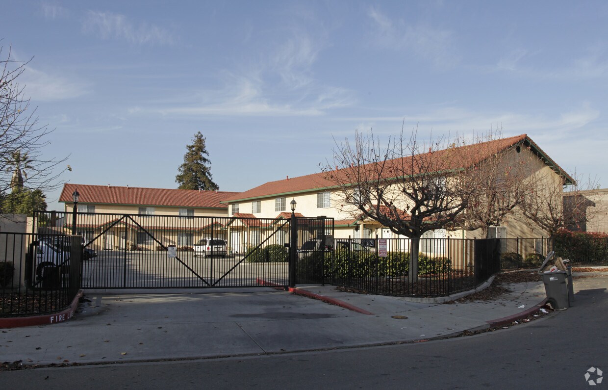 Primary Photo - 311-329 Bartlett Ave