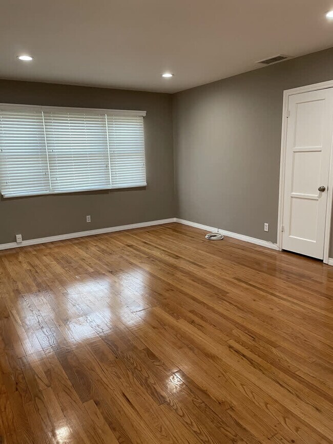 Living Room - 10045 S Wilton Plz