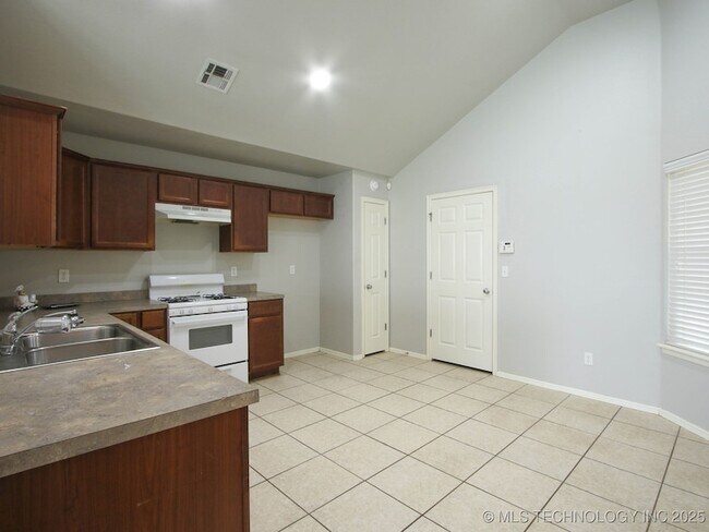 Building Photo - 16052 S 83rd E Ave