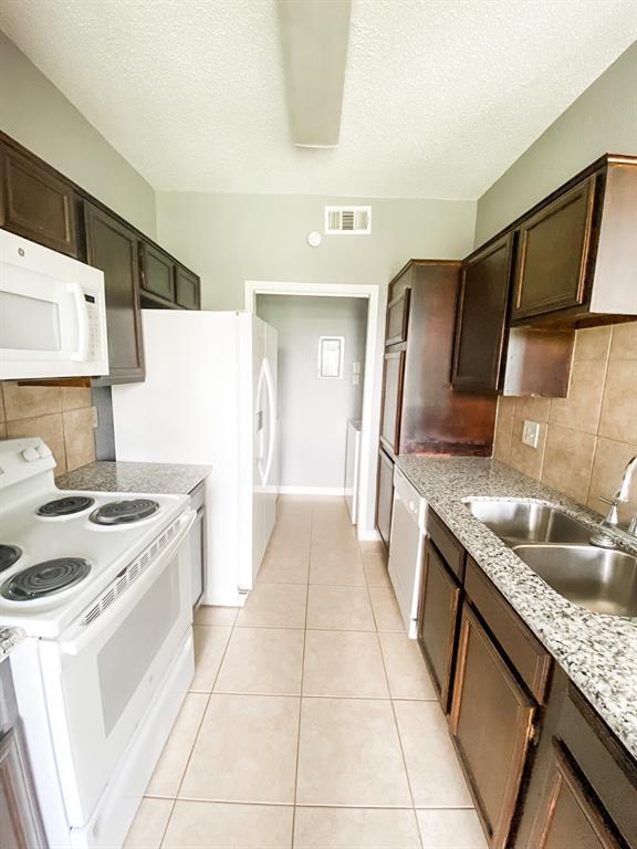 Foto del edificio - 8333 Sands Point Dr