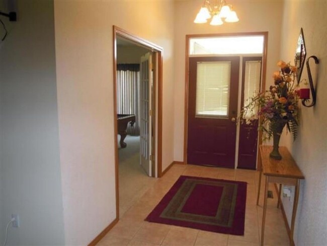 Building Photo - 2000+ sq ft, 3-4 bed, 2 bath, 2 car garage...