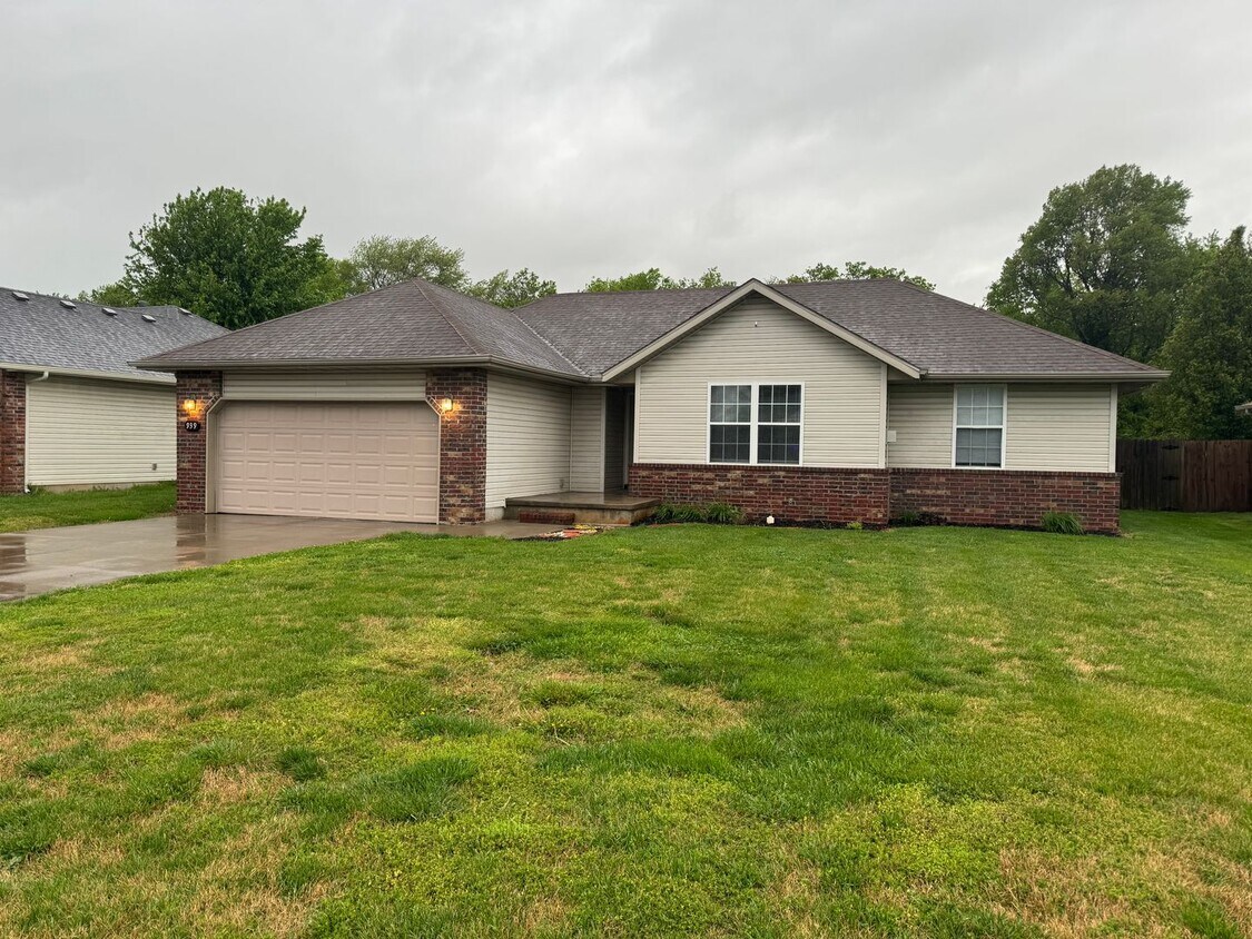 Primary Photo - 3 Bedroom 2 Bathroom home in Willard Schoo...