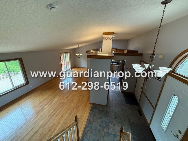 Building Photo - Maplewood House Available Now, Open Floor ...