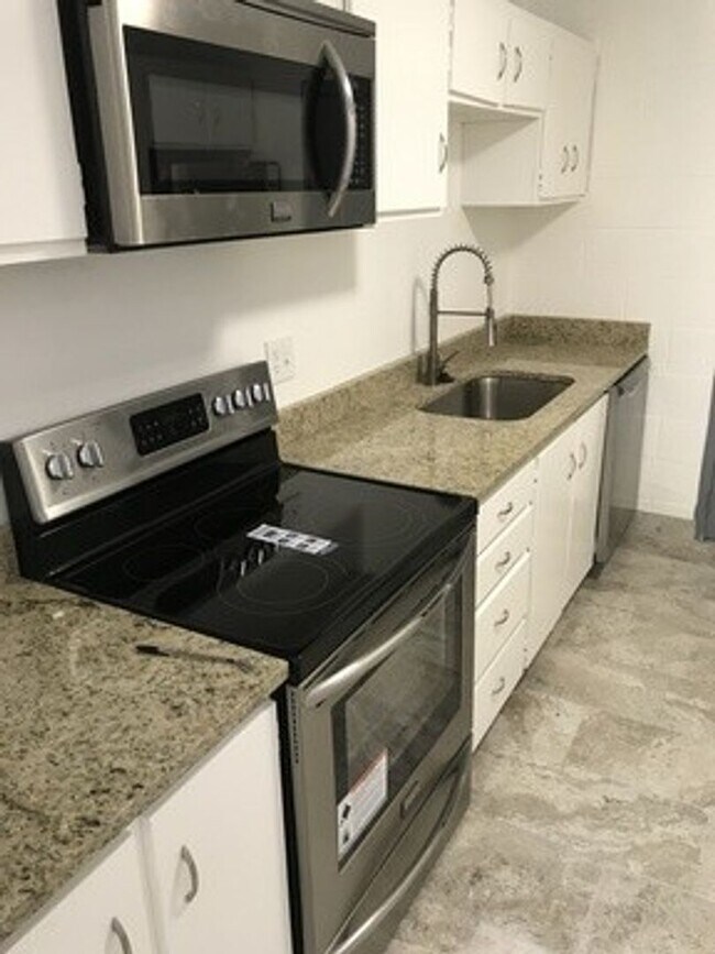 Foto del edificio - Studio Apartment - Available August 18th