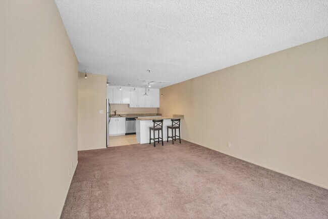 Building Photo - 325 Lenox Ave
