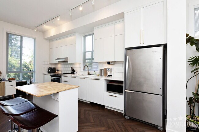 Photo du bâtiment - Kitchner  – Spacious 2 Bedroom + 2 bath plus Den Home in South Surrey