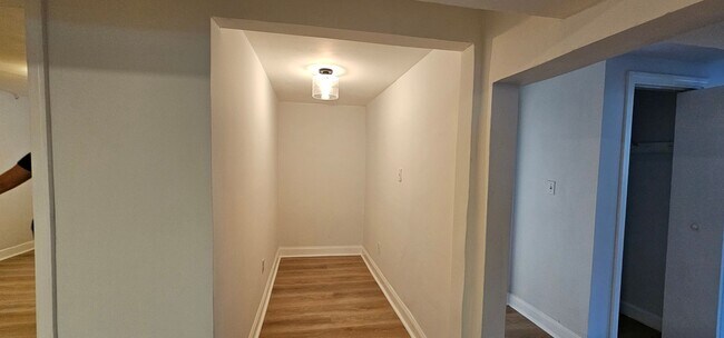 Foto del edificio - Bright and Spacious, Renovated Basement-Le...