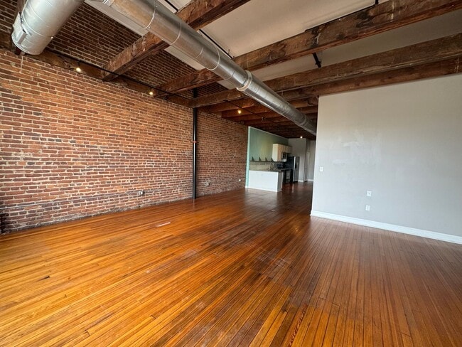 Foto del edificio - Penthouse above Benny's Pizza
