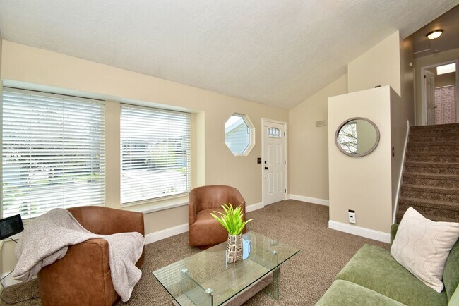 Foto del edificio - Spacious 4 Bed Murray Home with Huge Private Yard!