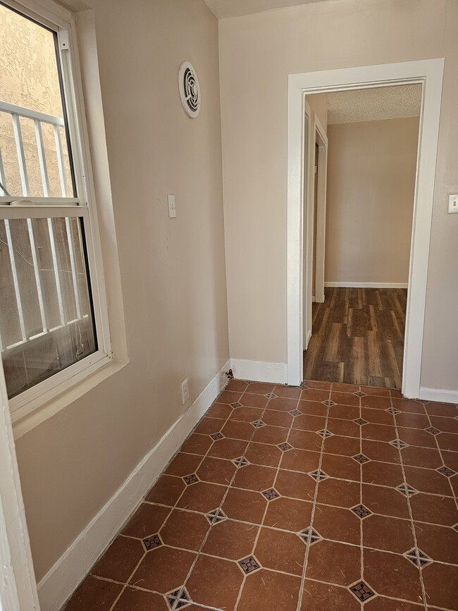 Foto del edificio - 527 1/2 W 19th St