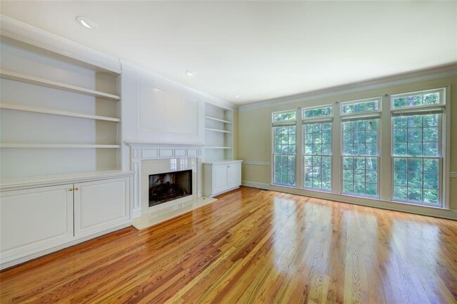 Foto del edificio - 4692 Bishop Lake Rd