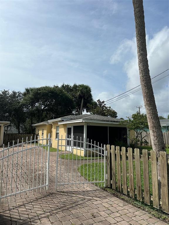 Building Photo - 401 Oakwood Ave