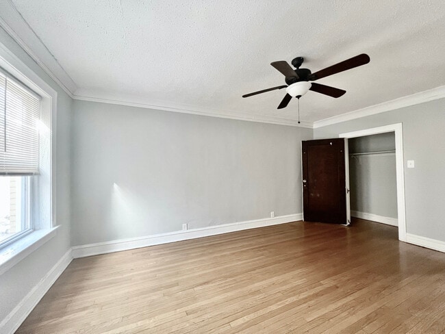 Building Photo - 733 E 80th St